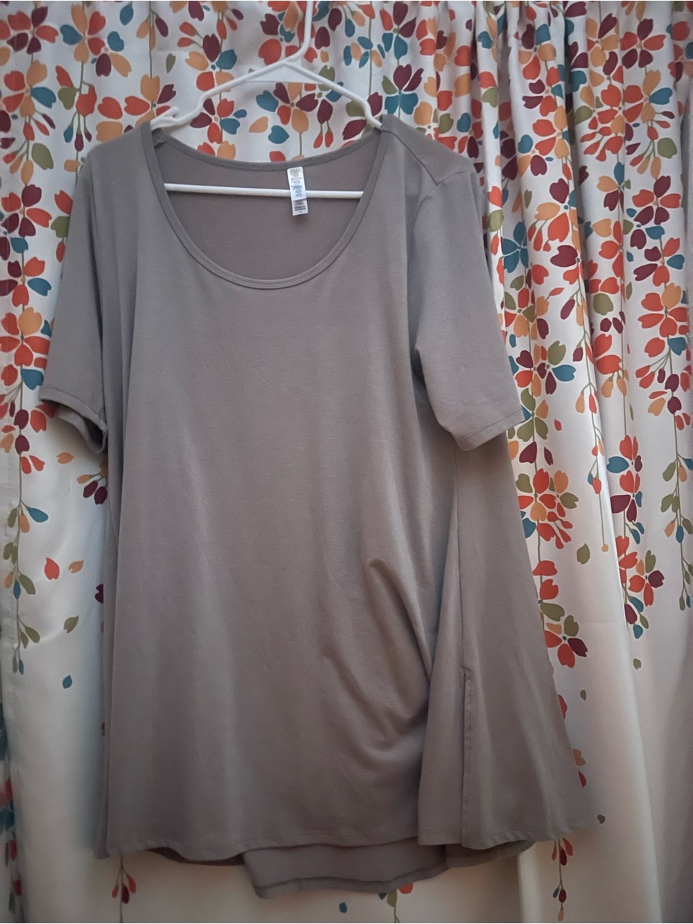 LuLaRoe Scoop Neck Short Sleeve Tunic in gray